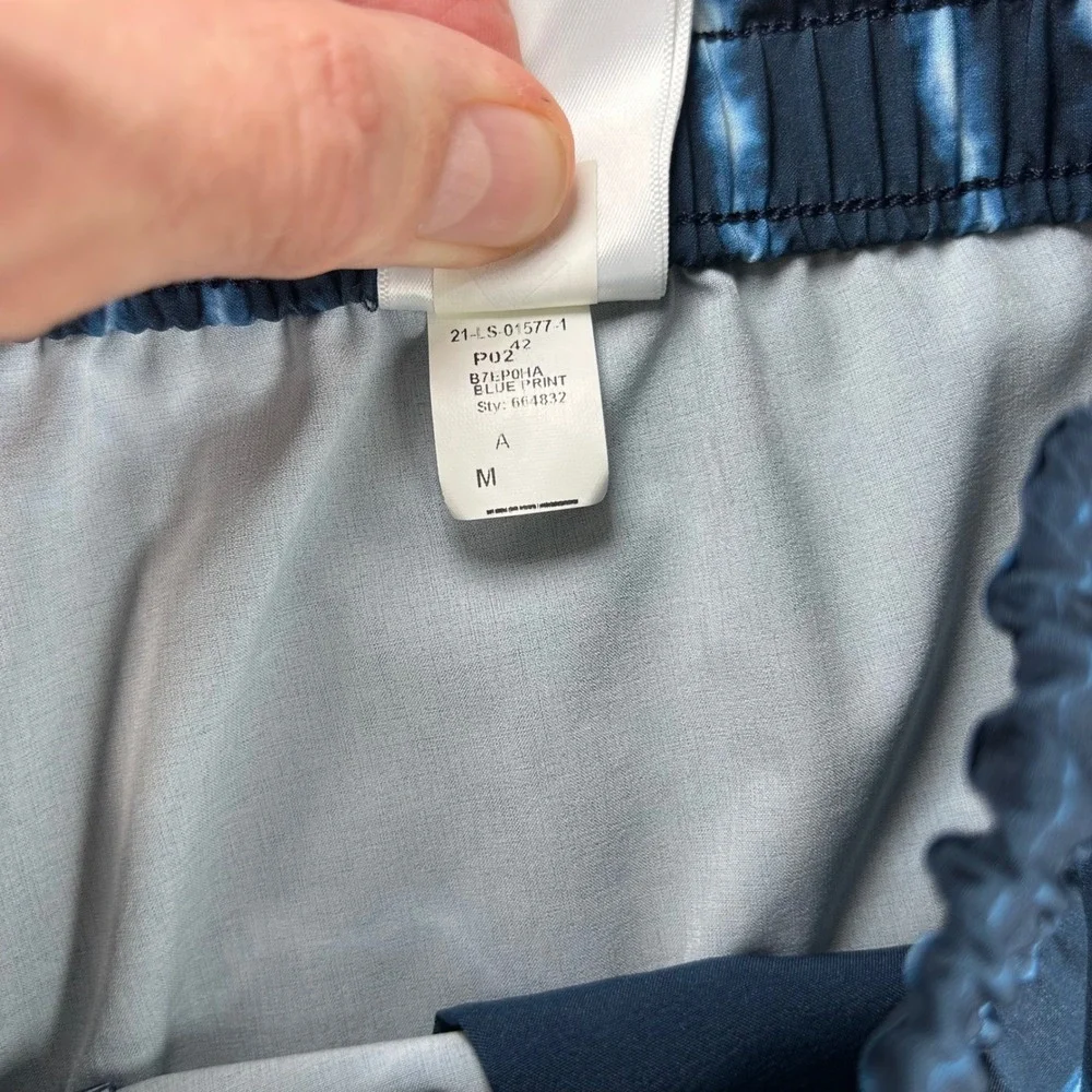Banana Republic Mens Hybrid Shorts Blue Tie Dye Wave Elastic Waist Size M 664832